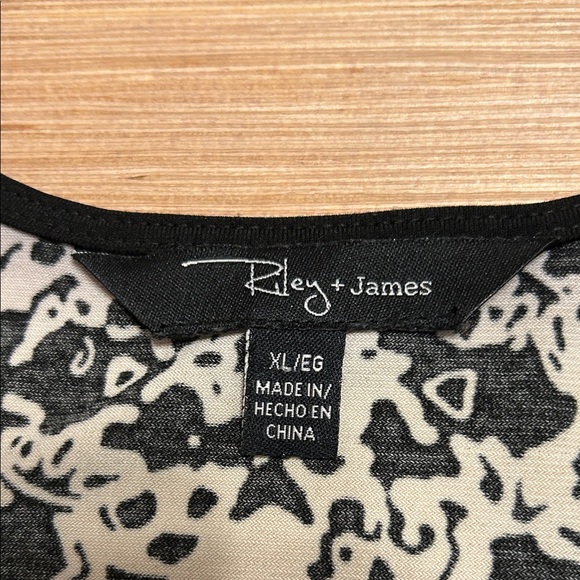 Elegant Black and Green Women's Top Size XL - Picture 3 of 6